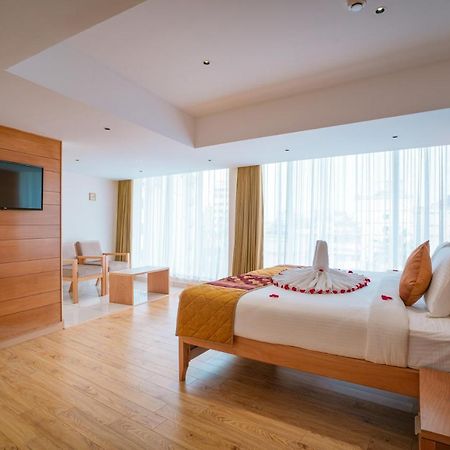 Townbridge Hotels & Suites Kochi エクステリア 写真