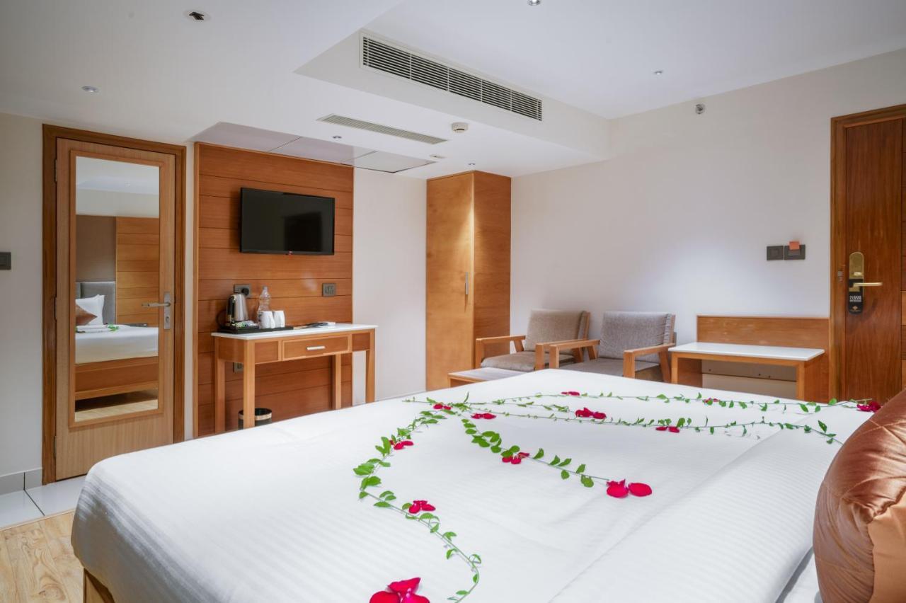 Townbridge Hotels & Suites Kochi エクステリア 写真