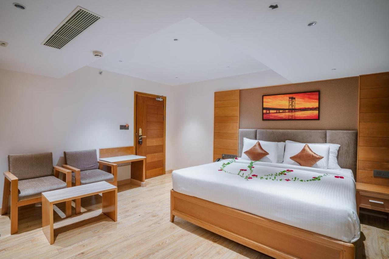 Townbridge Hotels & Suites Kochi エクステリア 写真