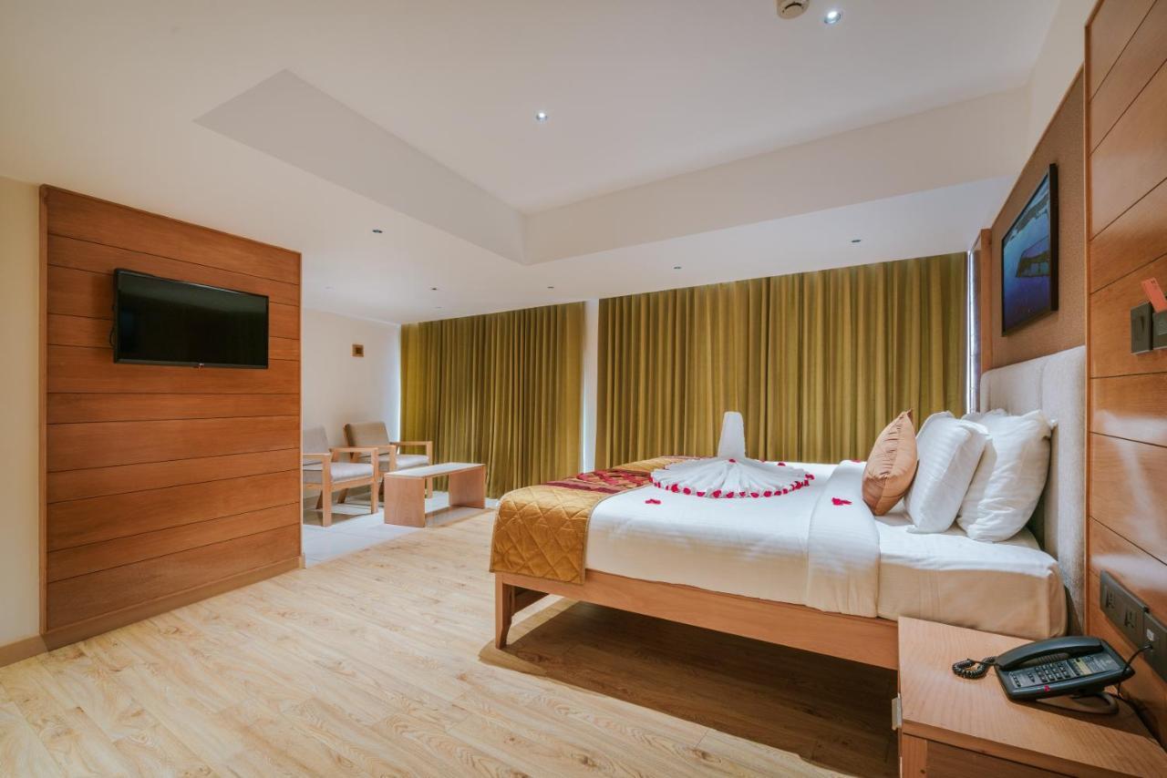 Townbridge Hotels & Suites Kochi エクステリア 写真