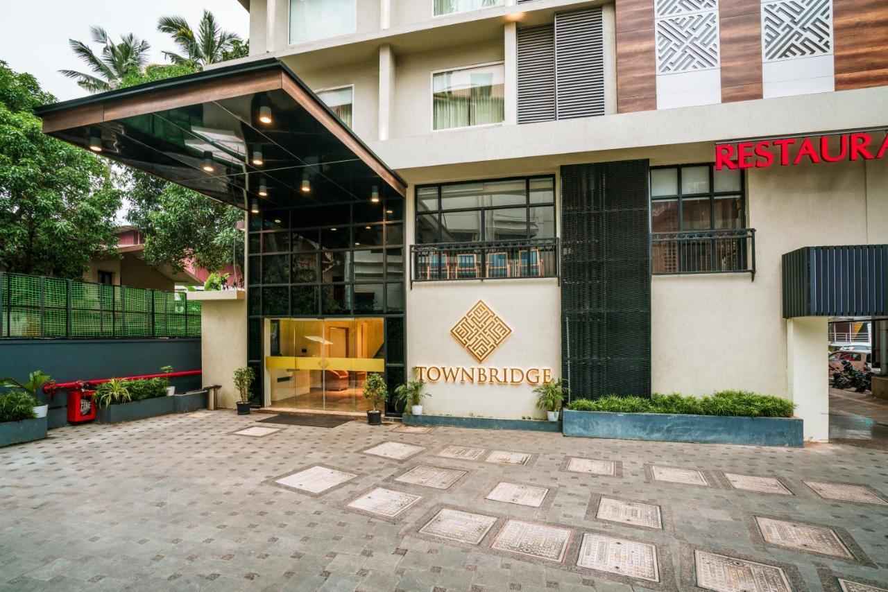 Townbridge Hotels & Suites Kochi エクステリア 写真