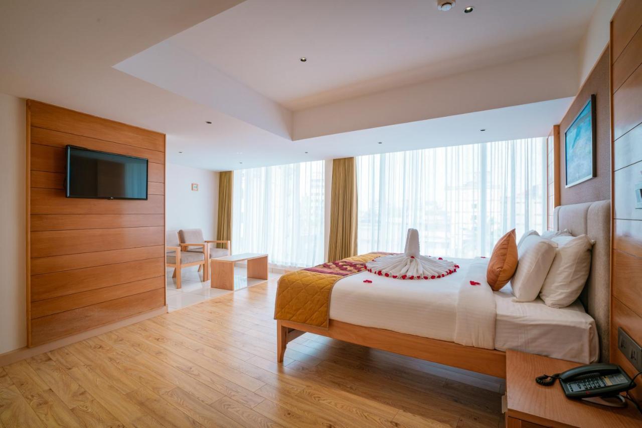 Townbridge Hotels & Suites Kochi エクステリア 写真