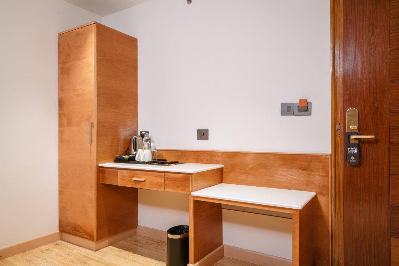 Townbridge Hotels & Suites Kochi エクステリア 写真