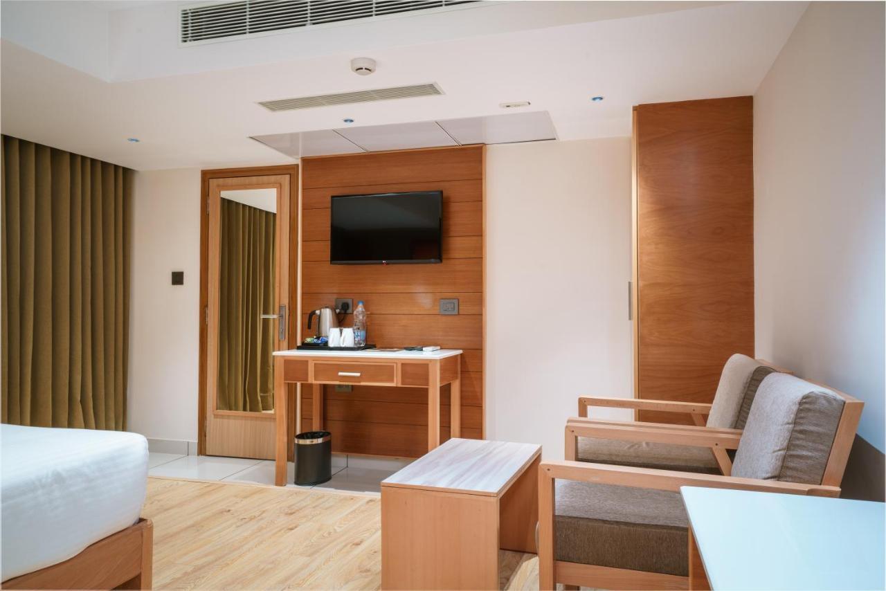 Townbridge Hotels & Suites Kochi エクステリア 写真