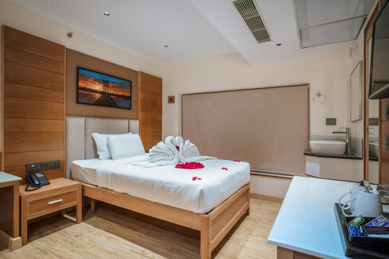 Townbridge Hotels & Suites Kochi エクステリア 写真