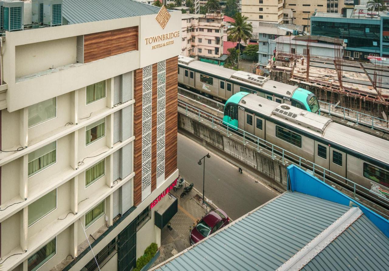Townbridge Hotels & Suites Kochi エクステリア 写真