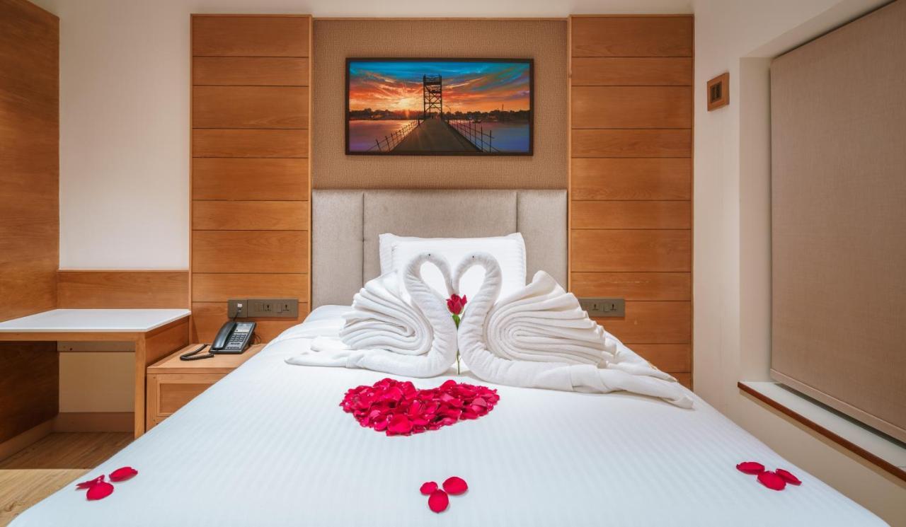 Townbridge Hotels & Suites Kochi エクステリア 写真