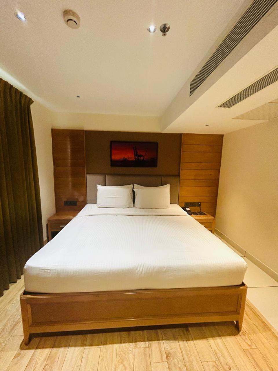 Townbridge Hotels & Suites Kochi エクステリア 写真