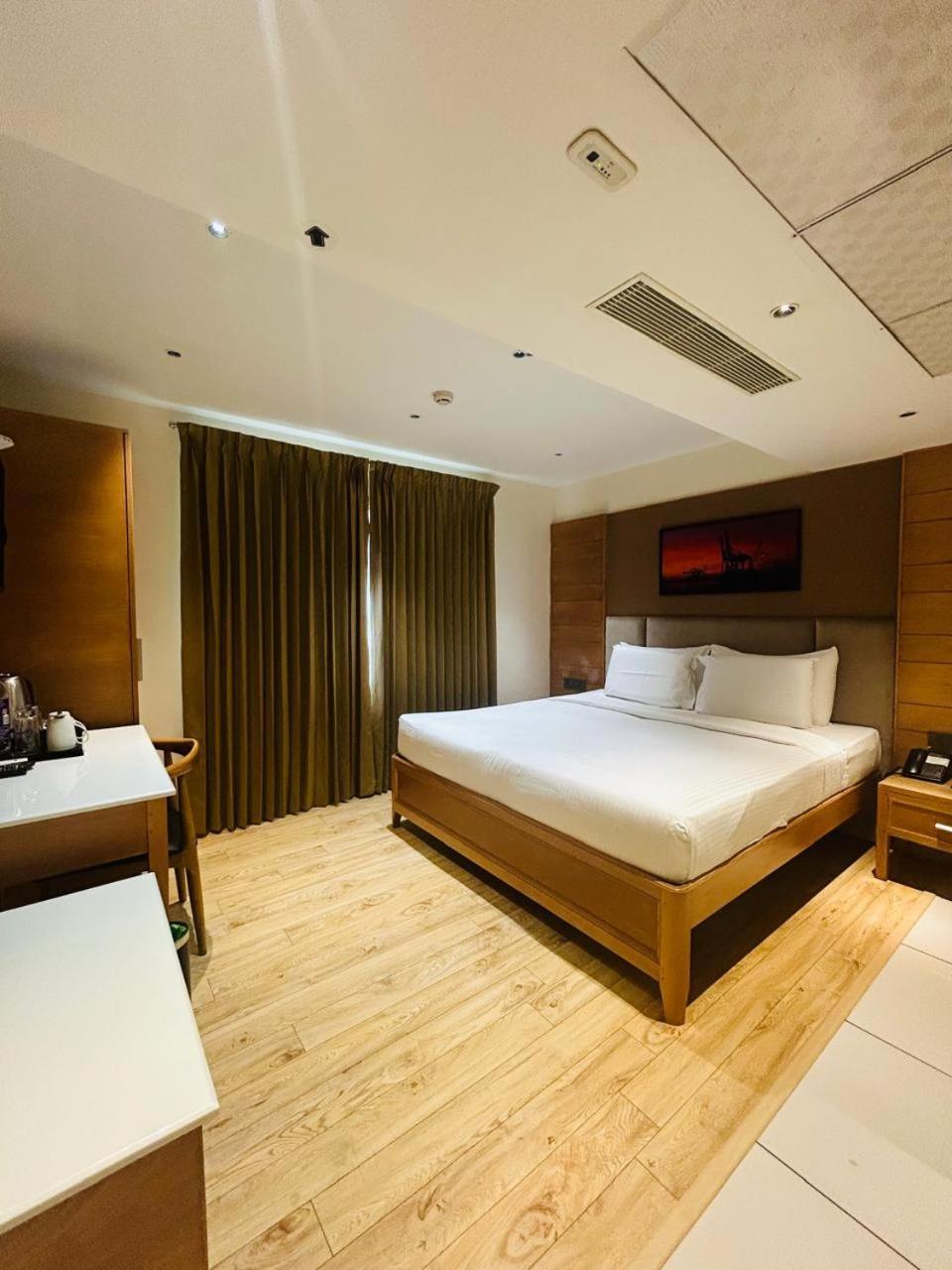 Townbridge Hotels & Suites Kochi エクステリア 写真